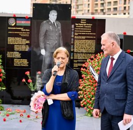 
В Хатаинском районе состоялось открытие памятника в честь шехида, майора Ильгара Вердиева