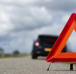 
В Агдере перевернулся автомобиль, трое пострадали