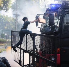 
В Джакарте в результате беспорядков задержаны 69 человек, 29 полицейских ранены