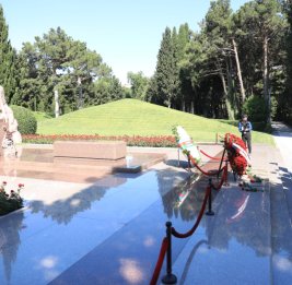 
Участники Международного Бакинского саммита омбудсменов посетили могилу Общенационального лидера и Шехидляр хиябаны