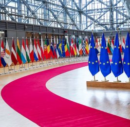
Санкции против России теперь сразу на год