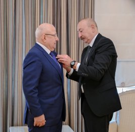 
Президент Ильхам Алиев вручил орден &laquo;Достлуг&raquo; известному общественно-политическому деятелю Дагестана Курбану Курбанову