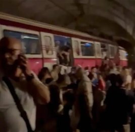 В метро Стамбула поезд сошел с рельсов: есть пострадавшие