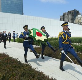 
Президент Туркменистана посетил Парк Победы