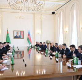 Состоялась встреча Президента Ильхама Алиева с Президентом Туркменистана в расширенном составе