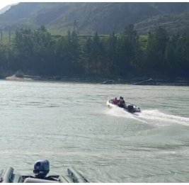 На Алтае подросток сорвался со скалы в реку во время фотосъемки
