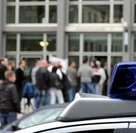 На юге Испании несколько автомобилей въехали в толпу у бара: пострадали семь человек
