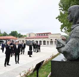 
Президенты Ильхам Алиев и Сердар Бердымухамедов посмотрели в Шуше расстрелянные во время оккупации бюсты знаменитых личностей Азербайджана