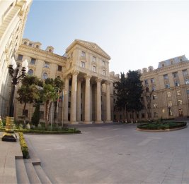Айхан Гаджизаде из Баку отвечает Франции