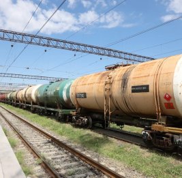 
Азербайджан направил в Армению очередной состав с нефтепродуктами