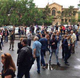 Оппозиция проводит акцию протеста перед зданием Конституционного суда Армении