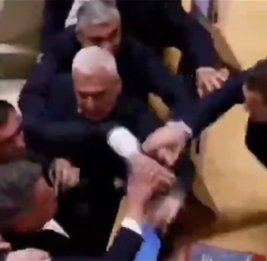 На заседании парламента Грузии произошла драка