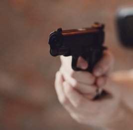 Подросток расстрелял одноклассника из-за кражи наушников и избил умирающего