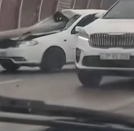 
BMW снес столб в Баку: пострадал водитель припаркованного рядом автомобиля