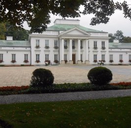Медведев предложил забрать у Польши дворец Бельведер