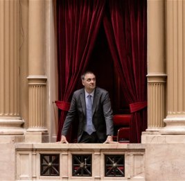 Глава кабмина Аргентины подал в отставку после коррупционного скандала