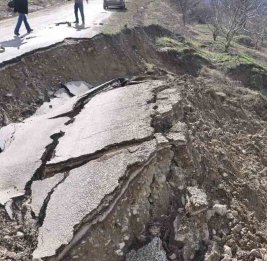 В Шамахы часть дороги обрушилась из-за оползня