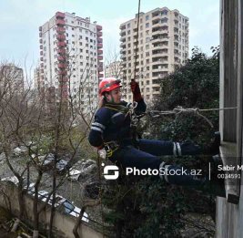 В Баку спасатели вызволили ребенка, запертого в квартире