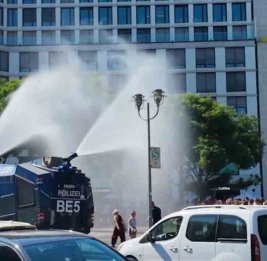 Полиция Берлина использовала водометы для охлаждения жителей