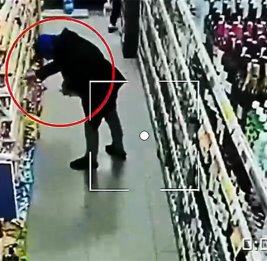 В Баку мужчина попал на камеру во время кражи из магазина