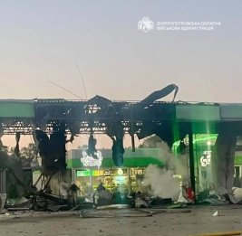Россия атакует Украину: под прицелом АЗС, админздания, гимназия, маршрутка...