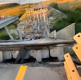 Украинцы уничтожили мост между Донецком и Мариуполем