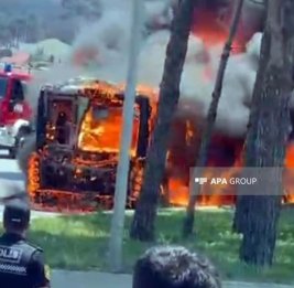 
В Баку загорелся автобус у автовокзального комплекса