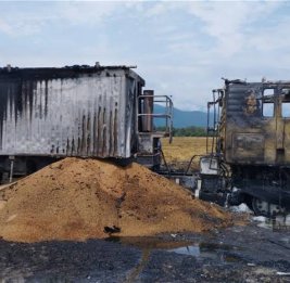 На пшеничном поле в Огузе вспыхнул грузовик