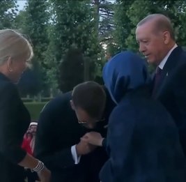 Макрон оказался в неловкой ситуации на саммите НАТО в Анкаре