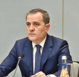 
Джейхун Байрамов поздравил сотрудников дипслужбы с профессиональным праздником