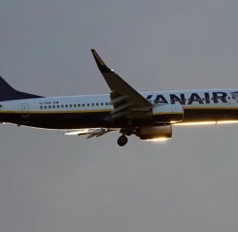 
Осколок двигателя пробил иллюминатор, самолет Ryanair экстренно вернулся в Салоники