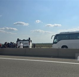 На трассе Баку - Газах перевернулся грузовик с арбузами, образовалась пробка