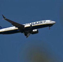Обломок двигателя разбил иллюминатор самолета Ryanair: пассажира едва не вытянуло наружу