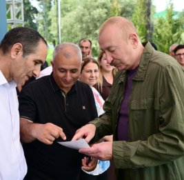 В аккаунтах Президента Ильхама Алиева в социальных медиа размещен видеоролик о встрече Президента Ильхама Алиева с жителями в селах Гузейхырман и Гюнейхырман Ходжавендского района