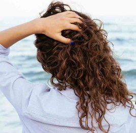 Мокрые волосы под солнцем могут привести к ожогам и раку