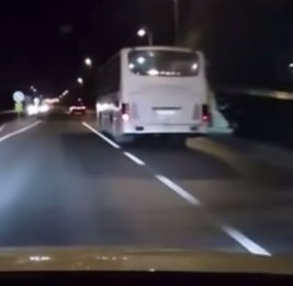 Опасный маневр водителя автобуса едва не привел к аварии в Баку