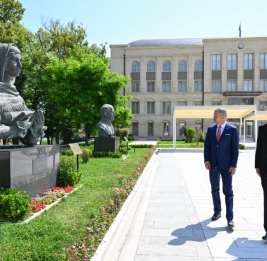 
Президенты Ильхам Алиев и Питер Пеллегрини посмотрели в Шуше расстрелянные в период оккупации бюсты известных личностей Азербайджана