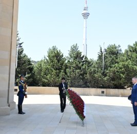 
Президент Словакии почтил память шехидов в Баку
