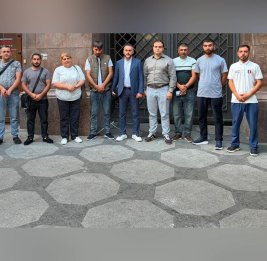 Азербайджанцы, спасенные с корабля после удара дрона у берегов Одессы, выехали на родину