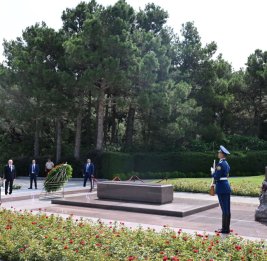 
Премьер-министр Государства Палестина посетил Аллею почетного захоронения
