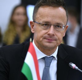 
Расследование против экс-главы МИД Венгрии Сийярто: подозрение в связях с Россией