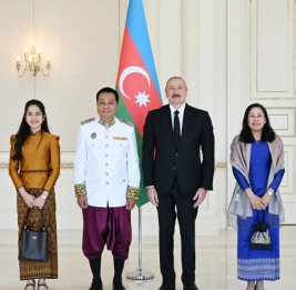 
Президент Ильхам Алиев принял верительные грамоты новоназначенного посла Камбоджи в Азербайджане