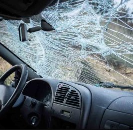 В Зардабе автомобиль врезался в дорожное ограждение: пострадали четыре человека
