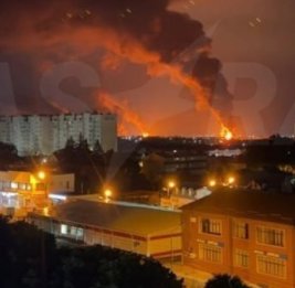 
В России после атаки дронов загорелась нефтебаза