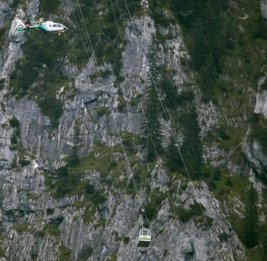 
В Германии 18 человек застряли в кабинах канатной дороги из-за неисправности