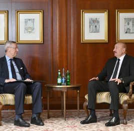 
Президент Ильхам Алиев встретился с председателем Восточного комитета германской экономики Михаэлем Хармсом