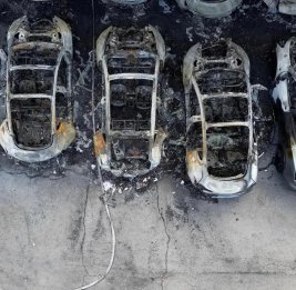 
В Варшаве сильный пожар уничтожил автосалон со всеми автомобилями внутри