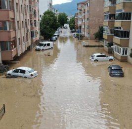 
На севере Турции оказывают помощь пострадавшим от наводнения