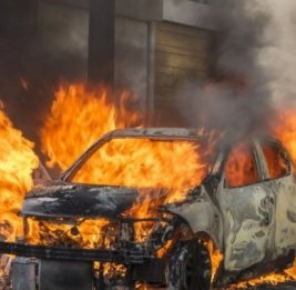В поселке Кюр сгорел автомобиль 