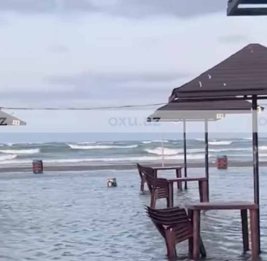 Море хлынуло на пляжи Баку: связано ли это с повышением уровня Каспия?
